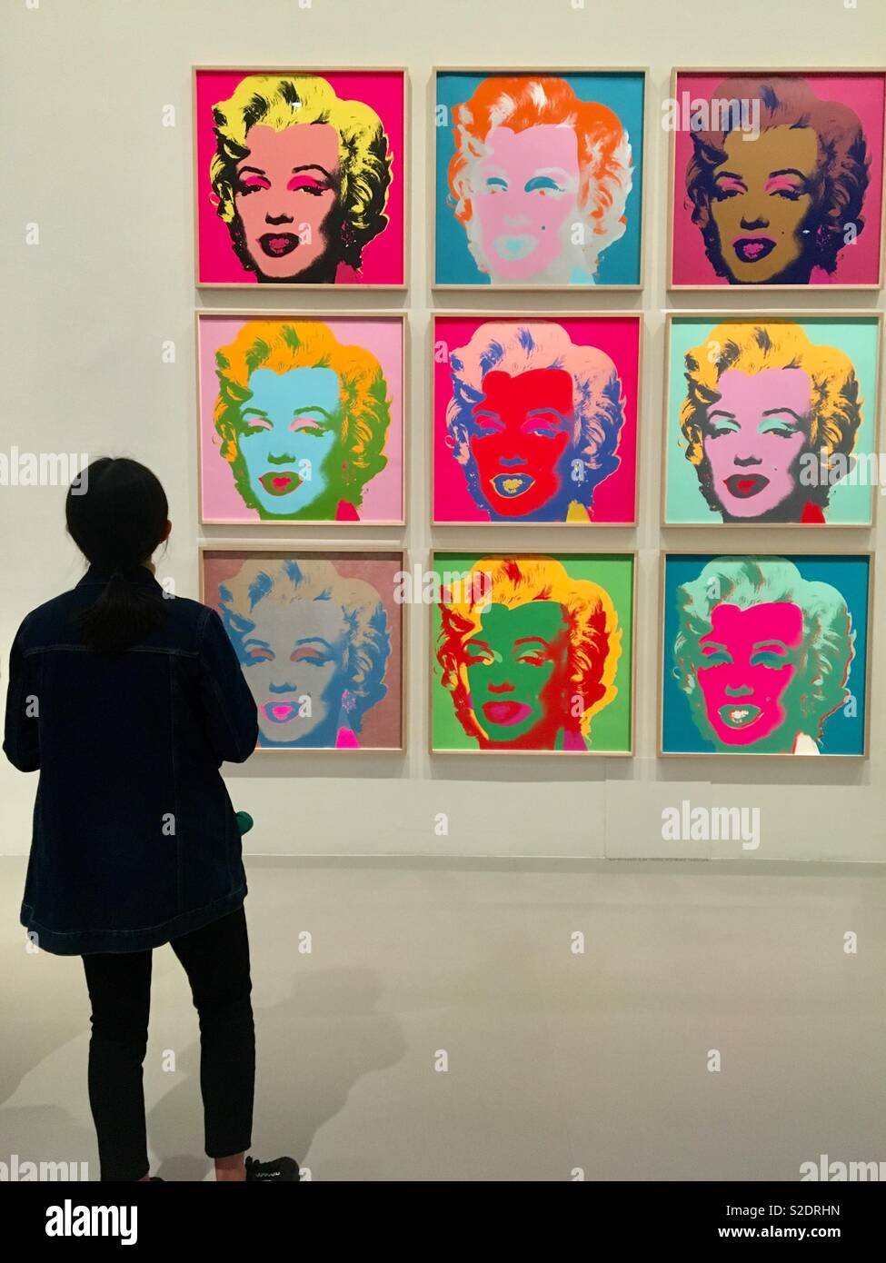 Person suchen bei Andy Warhol Gemälde von Marilyn Monroe in Kunst Galerie Stockfoto