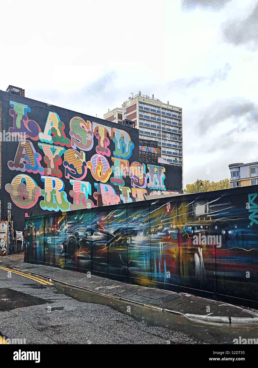 Ben Die letzten Tage von shoreditch Wandgemälde und neues Auto Sprayfarbe Wandbild an regnerischen Tag in East London, England Stockfoto