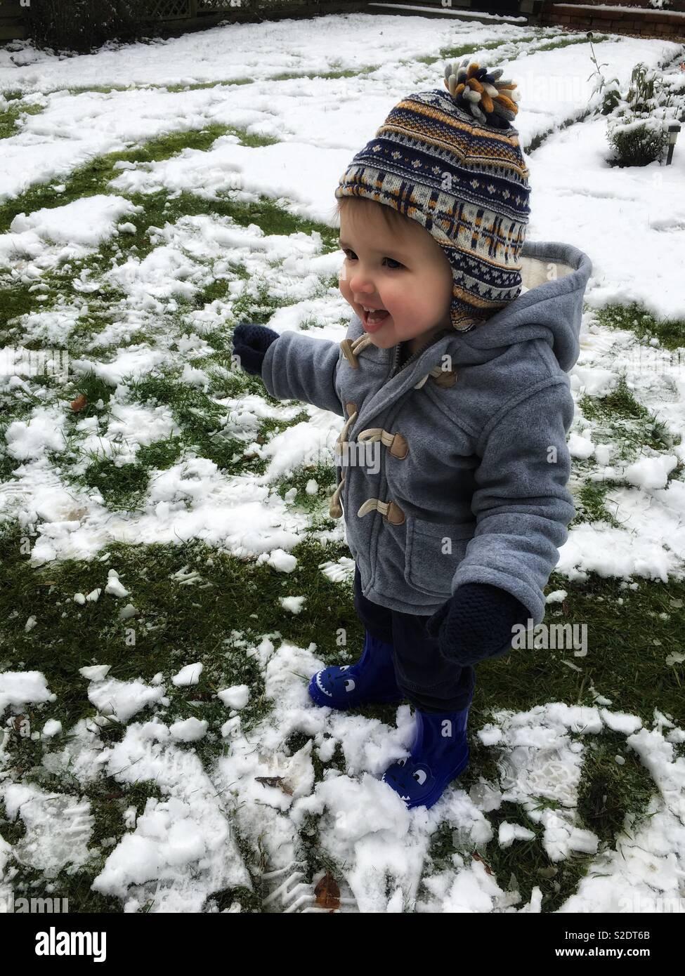 Junge Spaß im Garten im Schnee Stockfoto