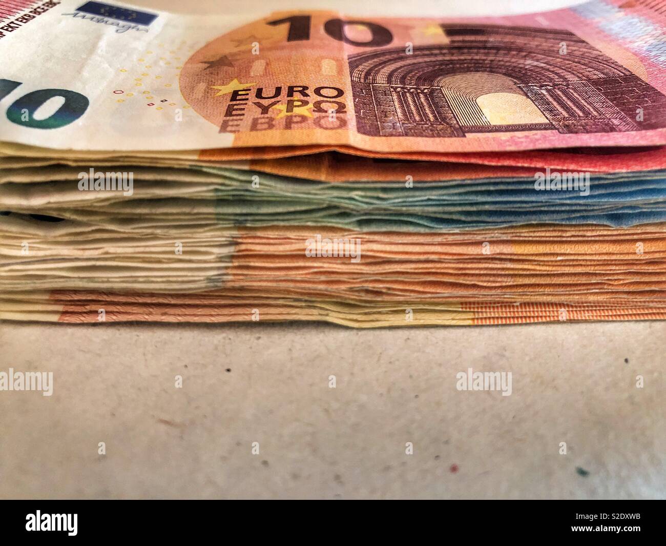 Stapel der €-Banknoten, mit einem 10 € Hinweis auf der Oberseite. - Smartphone-aufgenommenes Stockfoto