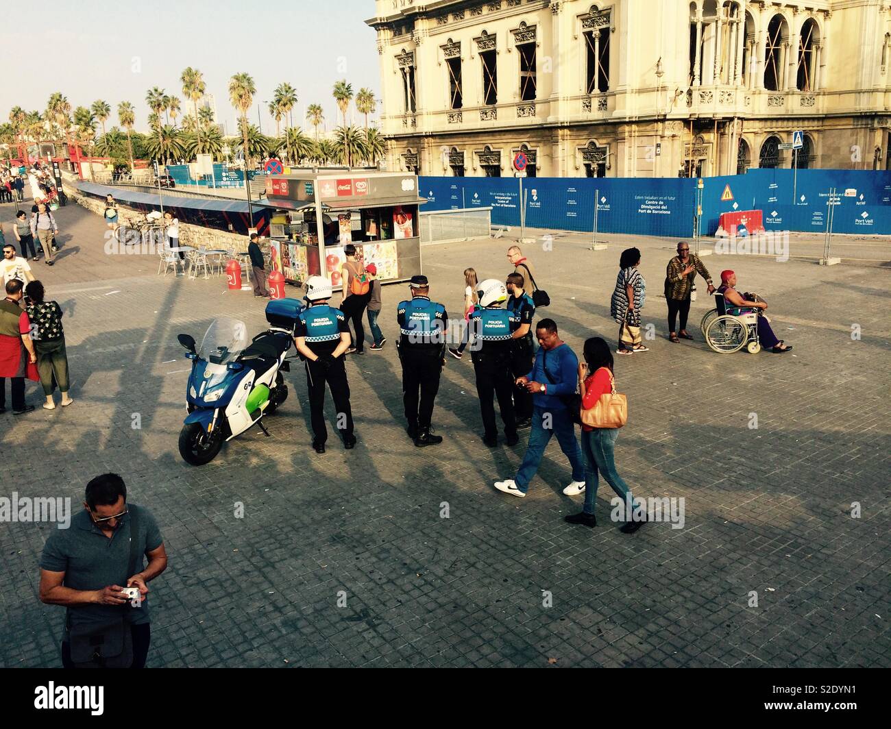 Spanische Polizei im Dienst in der Fußgängerzone La Rambla in Barcelona Spanien Konzept für Sicherheit und Sicherheit - Smartphone-aufgenommenes Stockfoto