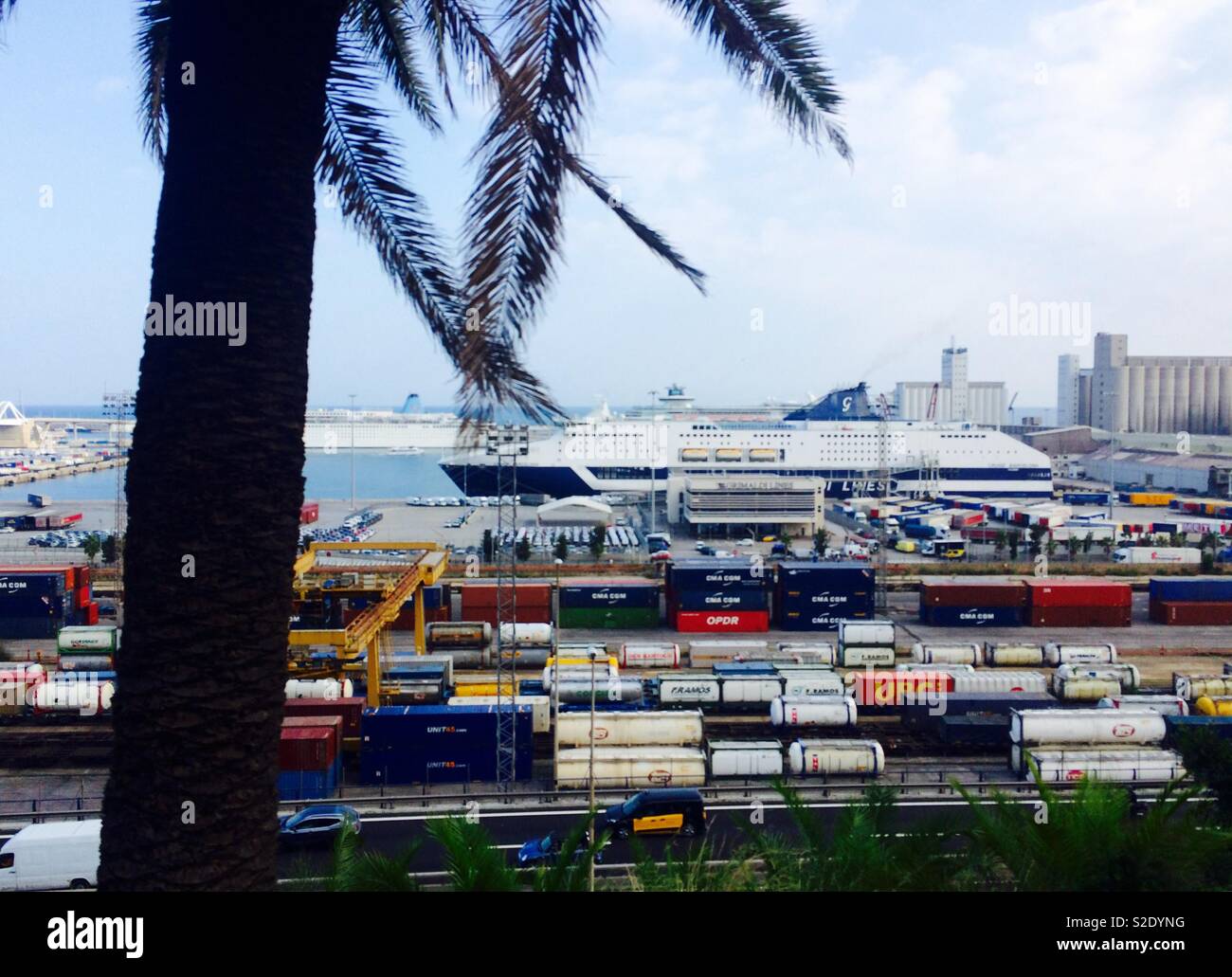 Kreuzfahrt Schiff vertäut an belebten Hafen von Barcelona in Spanien mit zahlreichen Container im Vordergrund. Stockfoto