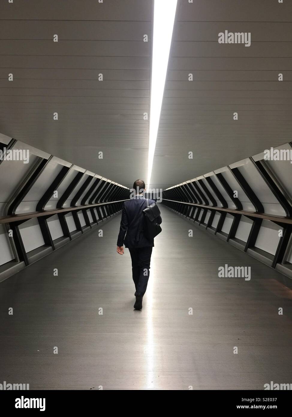 Man Walking smart Anzug tunnel Stockfoto