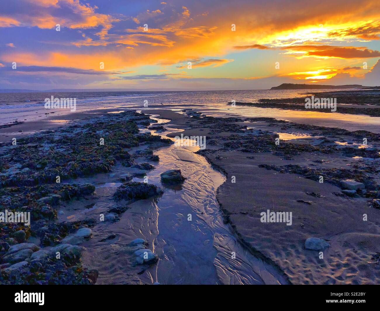 Sonnenuntergang über der St Mary's Gut Bay, South Wales, mit Sully Insel in der Ferne, November. Stockfoto