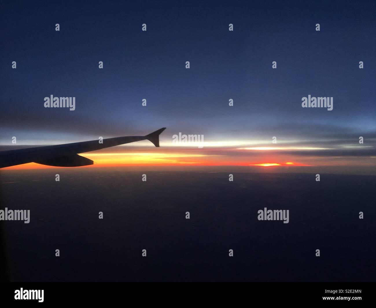 Sonnenaufgang auf ein Flugzeug in Richtung Buenos Aires Stockfoto
