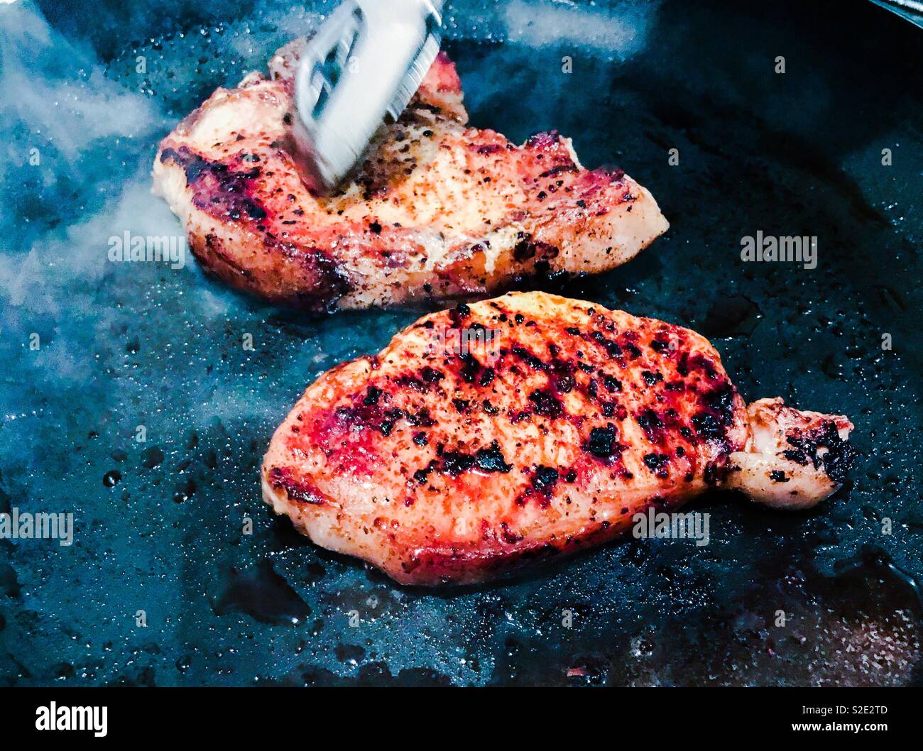 Schnitzel in der Pfanne zubereitet wurde Pan Stockfoto