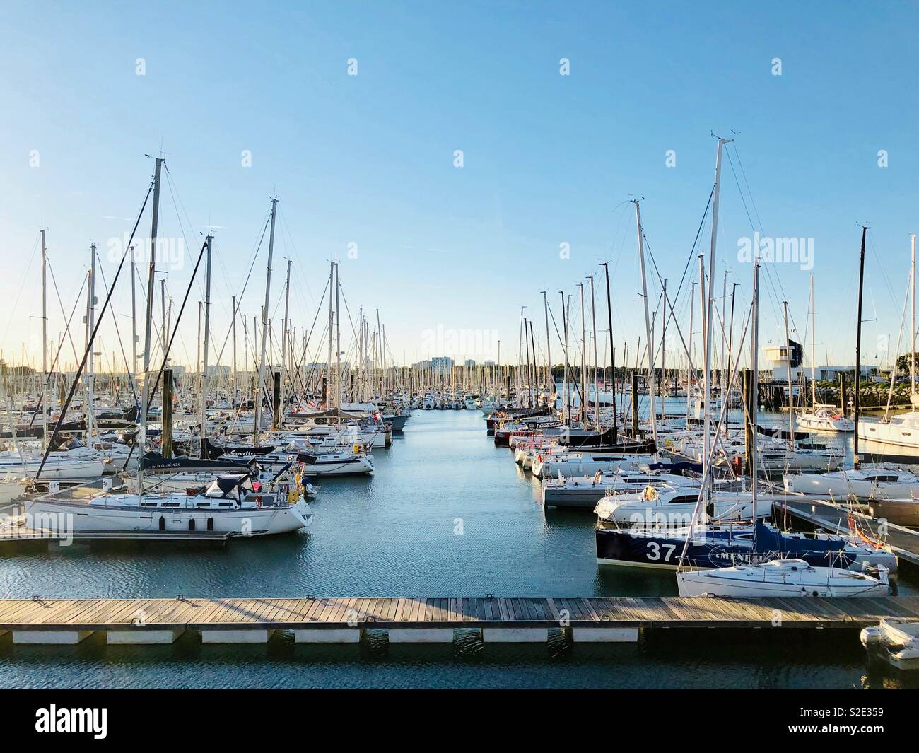 Der alte Hafen von La Rochelle, Frankreich, mit Segelbooten. Stockfoto