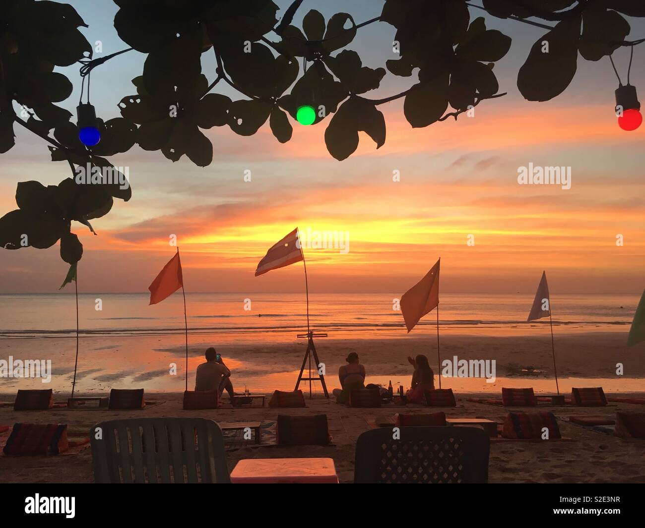 Sonnenuntergang am Strand in Thailand mit Fahnen Stockfoto