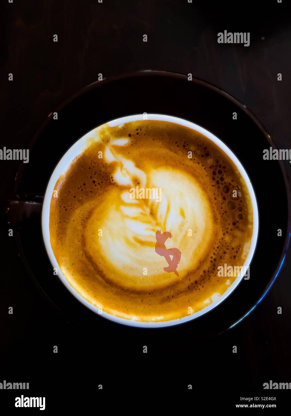 Money Coffee, konzeptuelles Image, in Baristas Kunst, Kanada. Von Dollar zu Dollar. In US-Dollar. Das USD-Zeichen, manchmal mit einem Buchstaben versehen, ist ein Symbol für viele Währungen. - Smartphone-aufgenommenes Stockfoto