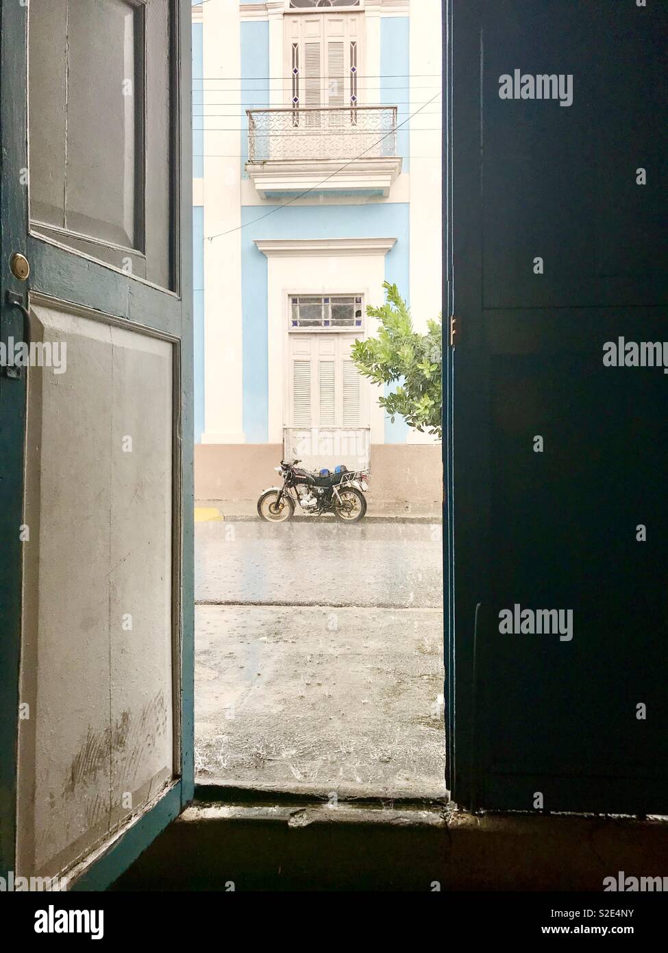 Motorrad draußen im Regen in Cienfuegos Kuba Stockfoto