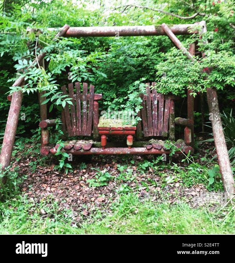 Ein Garten Schaukel mit bewachsenen Bäumen und Pflanzen Stockfotografie -  Alamy