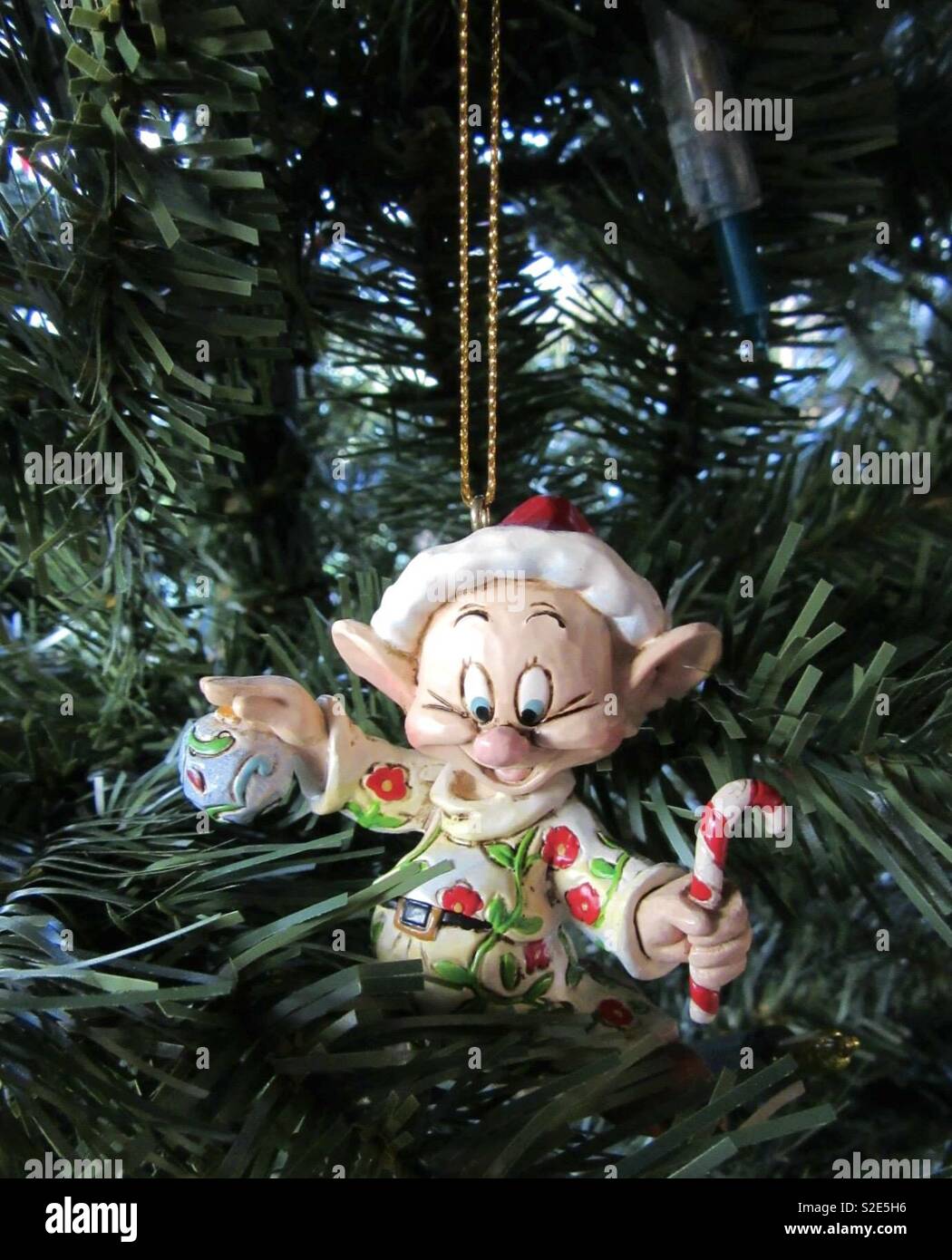 Dopey Christbaumkugel in einem Weihnachtsbaum Stockfoto