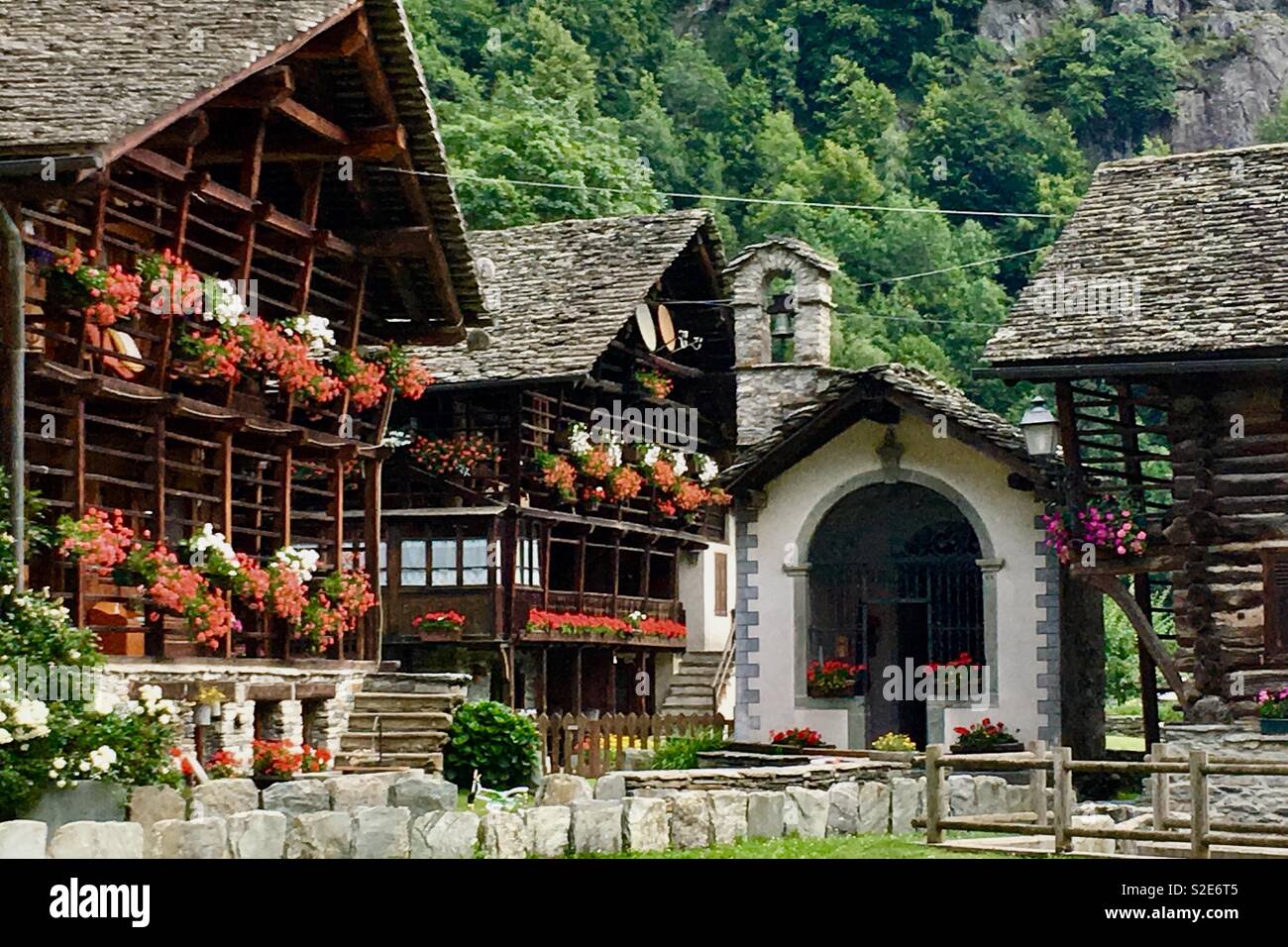 Traditionelle Häuser in Valser Stadt Alagna, Verbania, Piemont, Italien. Stockfoto