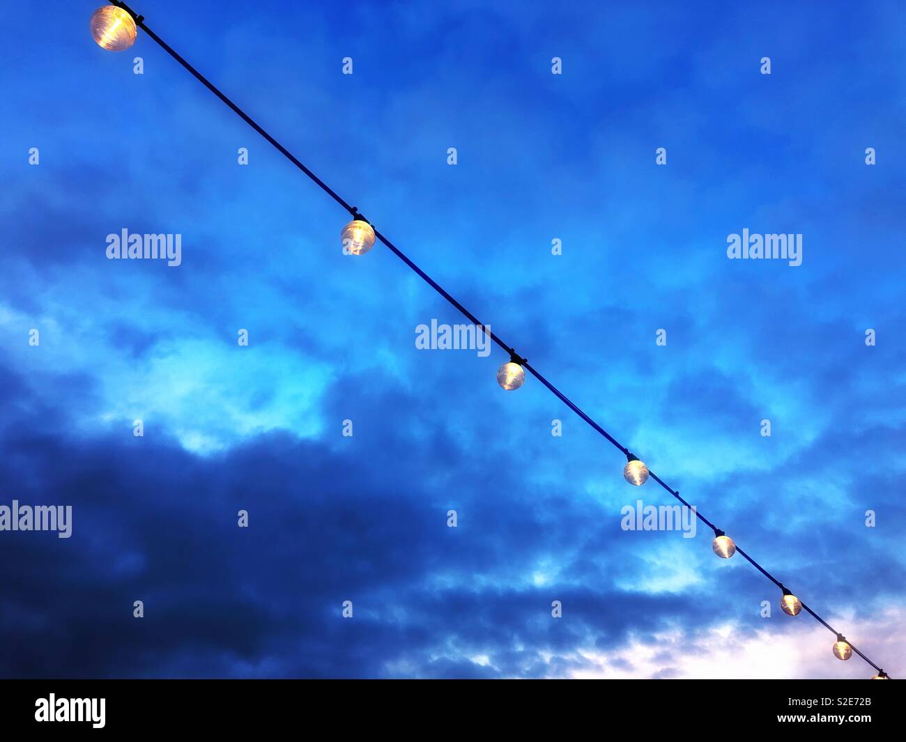 Lichterketten gegen ein Abendhimmel. Stockfoto