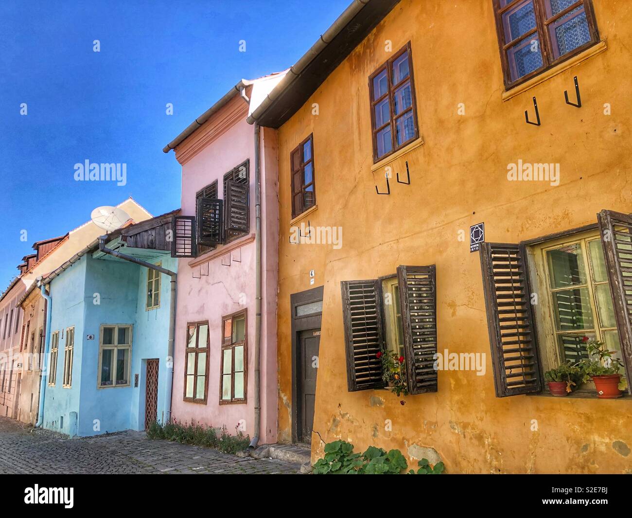 Bunt bemalten Fassaden in Sighisoara, eine mittelalterliche Stadt in Rumänien. Stockfoto
