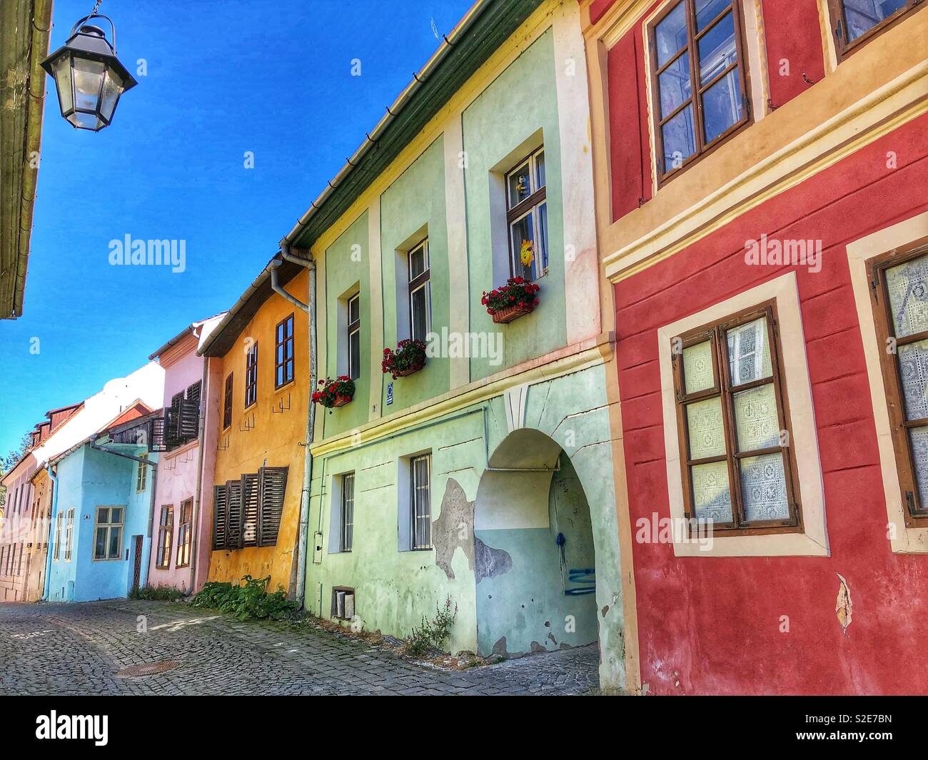 Bunt bemalten Fassaden in der malerischen, mittelalterlichen Stadt Sighisoara in Rumänien. Stockfoto