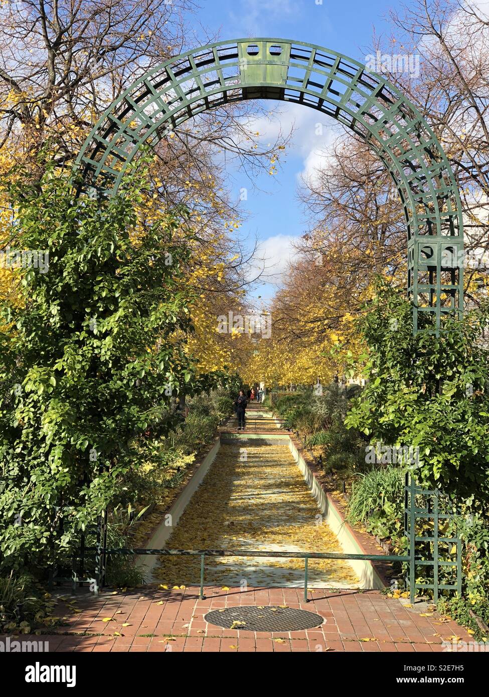 Blick auf einen Teil der Promenade Plantée in Paris, Frankreich. Eine ehemalige Bahnlinie Viadukt für die öffentliche Nutzung umgewandelt. Stockfoto