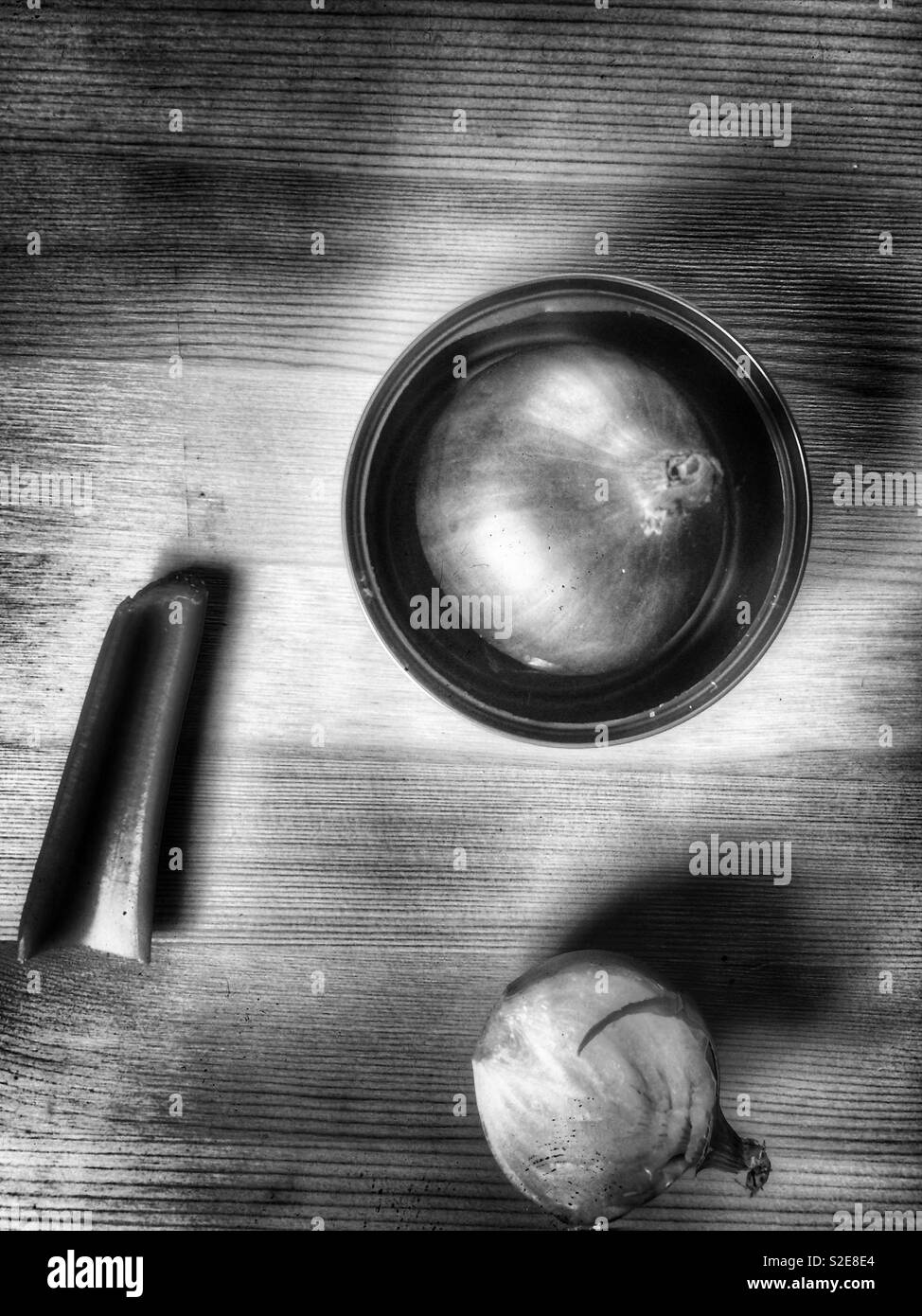 Rote Zwiebel in einem Zinn, etwas Sellerie und weiße Zwiebel isoliert, in monochromen Ton. - Smartphone-aufgenommenes Stockfoto