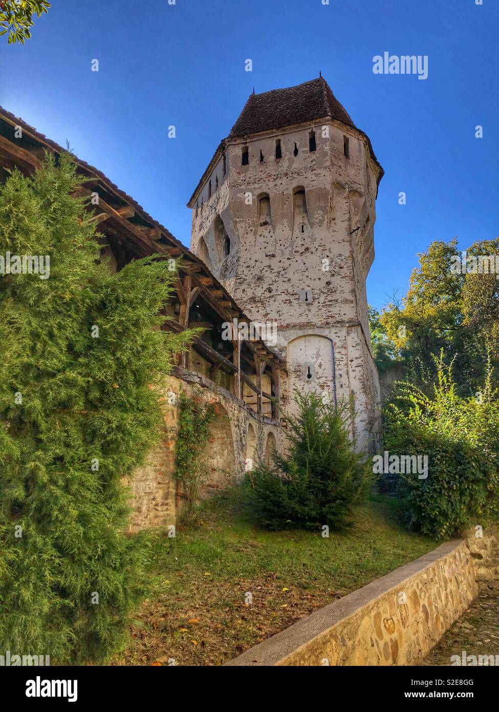 Reste der Mauer rund um die mittelalterliche Stadt, Alba Iulia, Rumänien. - Smartphone-aufgenommenes Stockfoto