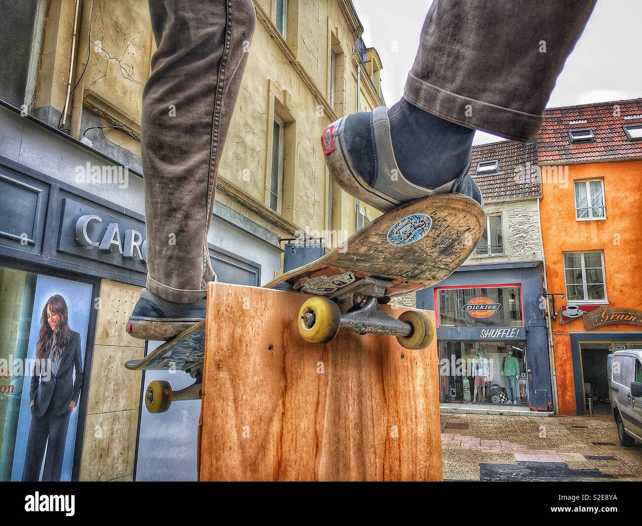 Skateboarding Skulptur in Cherbourg-de-la-Rivière Frankreich Stockfoto