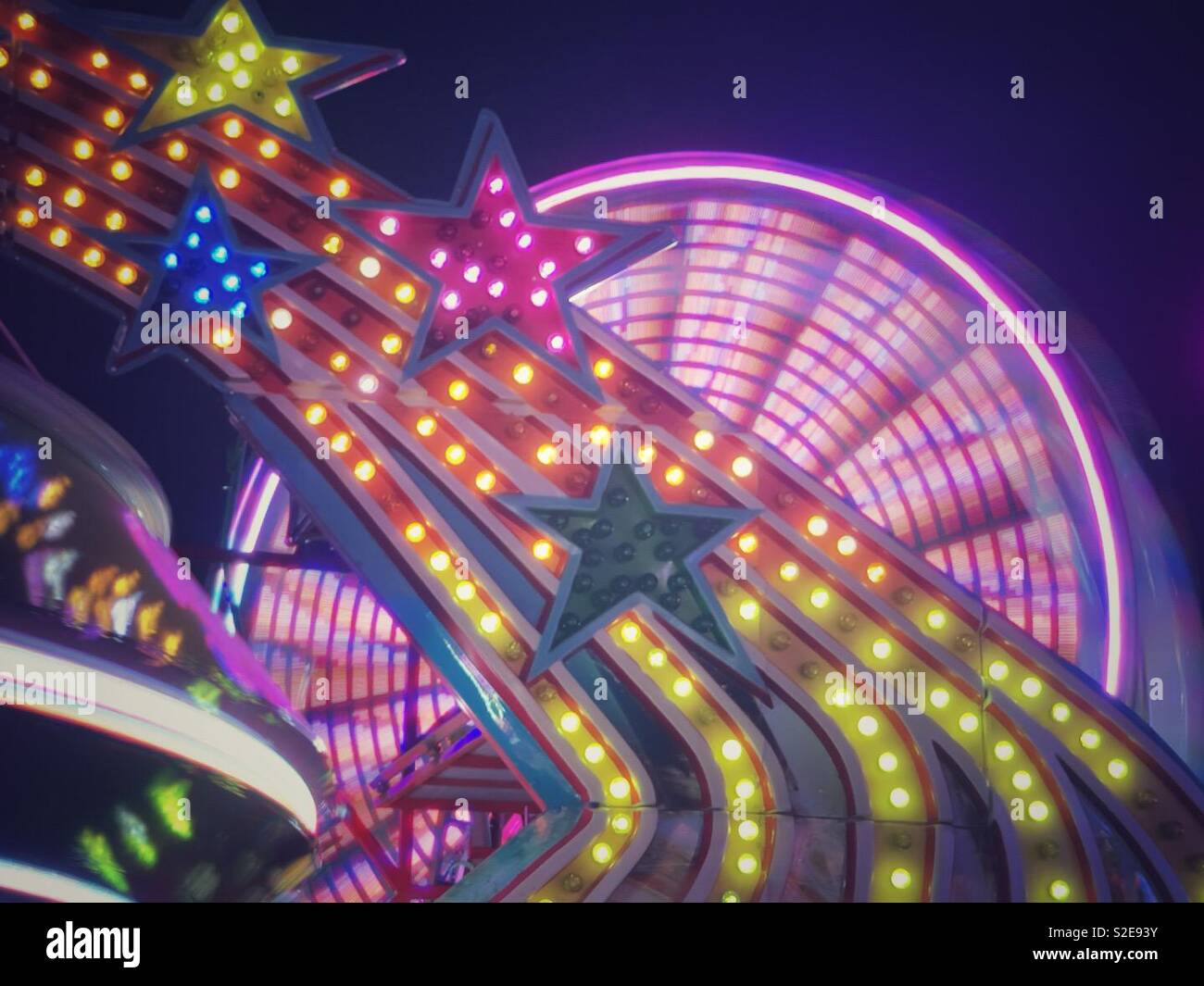 Lange Belichtung Country Fair/Karneval Riesenrad fahren bei Nacht. Stockfoto
