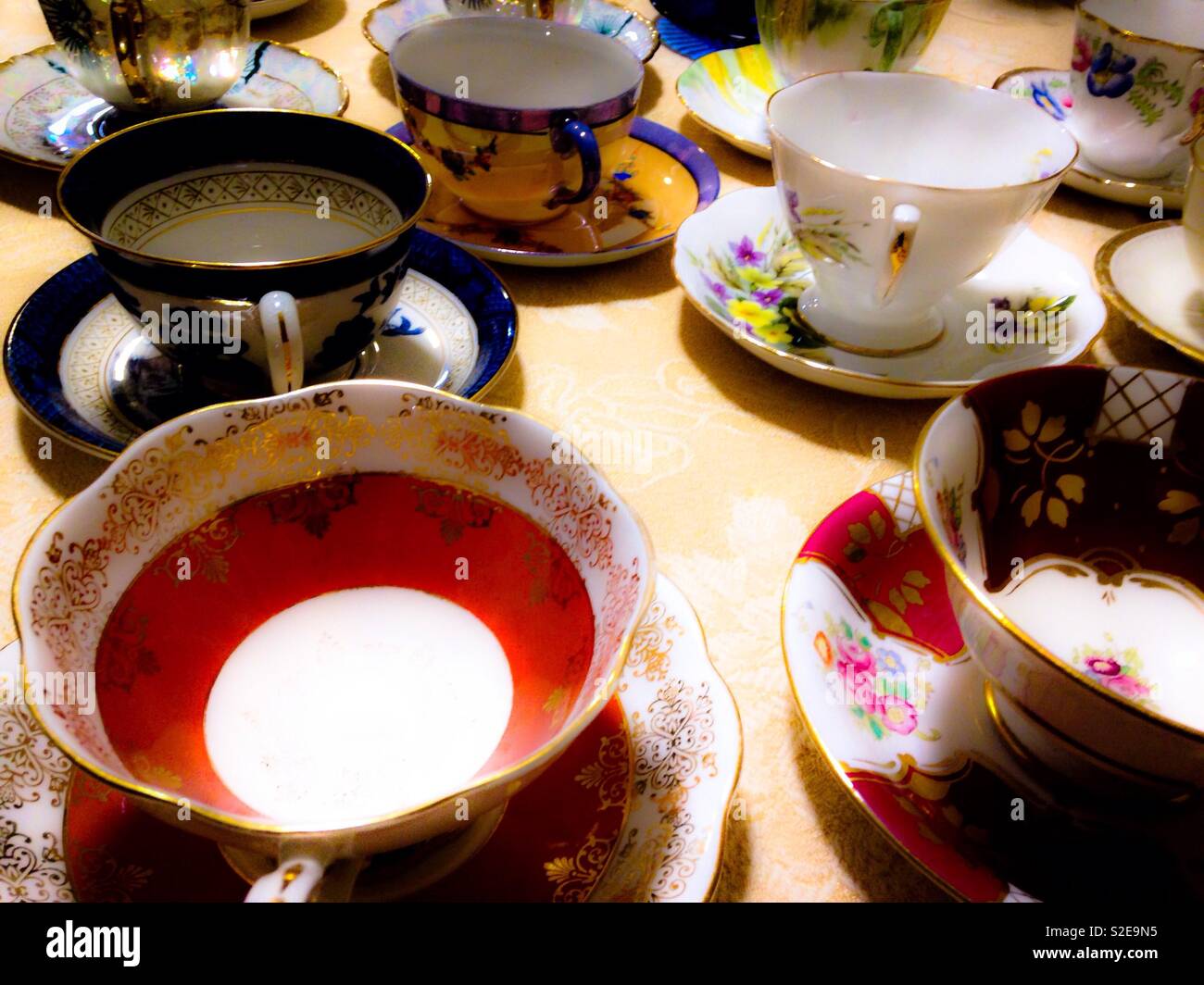 Helle Foto von Kaffee Tassen und Untertassen auf einem Tisch Stockfoto