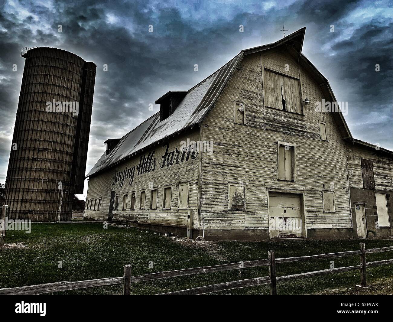 Halloween hayride mit einigen gespenstische Wolken. Stockfoto