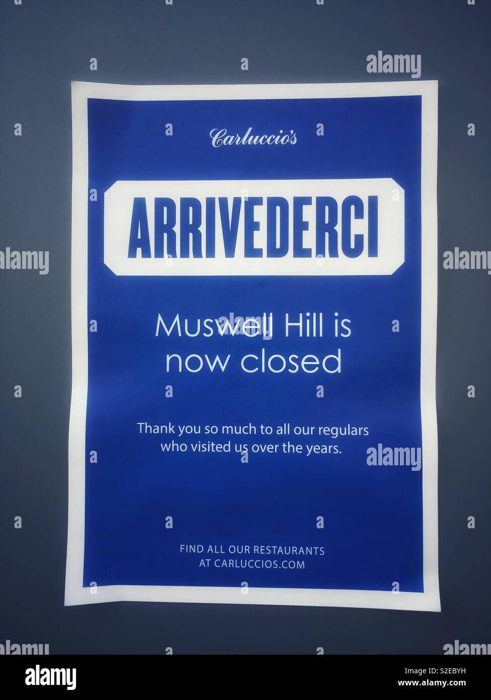 Ein Zeichen der Ankündigung der Schließung von Carluccio's Restaurant in Muswell Hill, London, England am 17. November 2018 Stockfoto