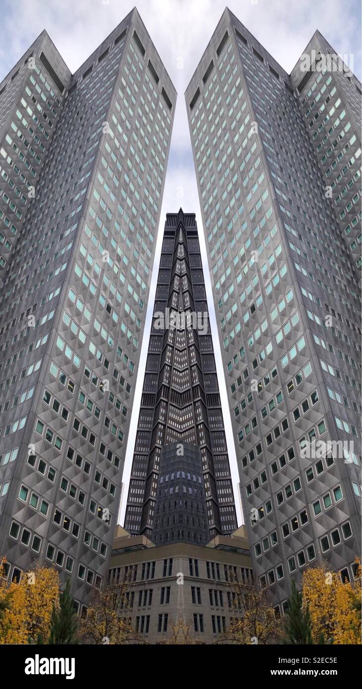 Eine abstrakte digitale Kunstwerke mit futuristischen Schrägen hohen Wolkenkratzer mit vielen Fenstern - Alcoa Building und USX Tower in Pittsburgh, PA Stockfoto
