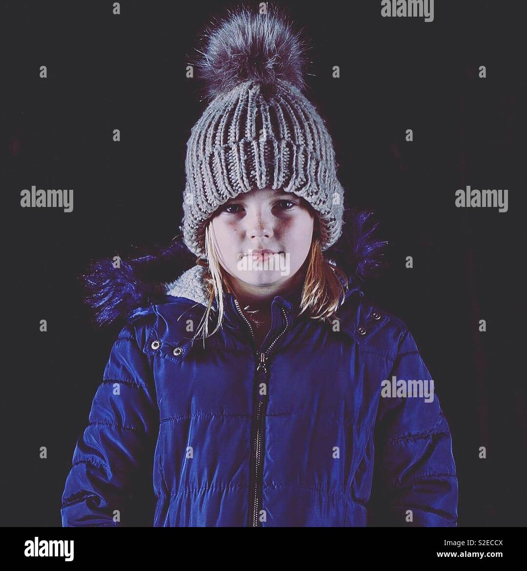 Mädchen in Bobble hat im Dunkeln Stockfoto