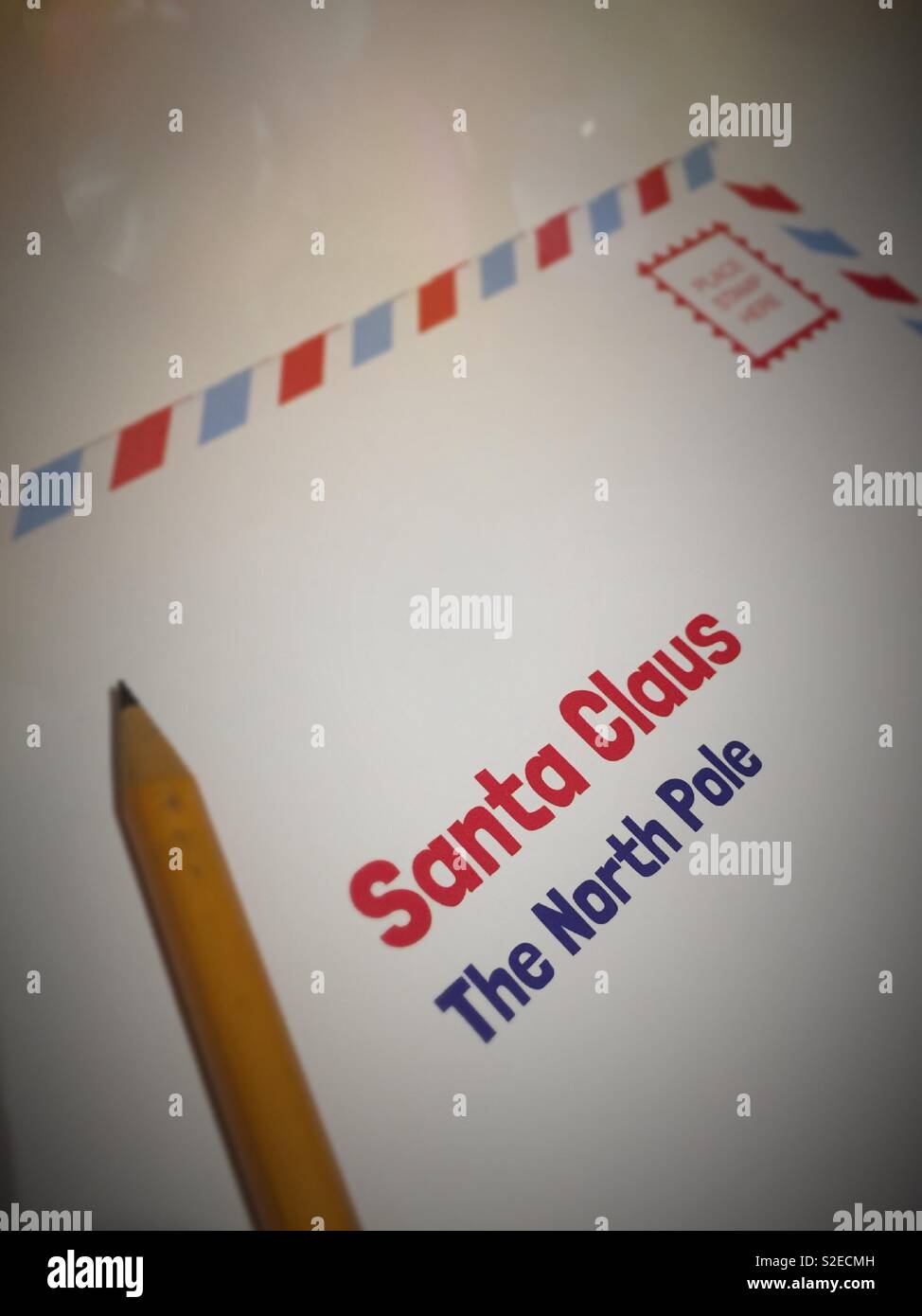 Brief an Santa während der Weihnachtszeit, USA - Smartphone-aufgenommenes Stockfoto