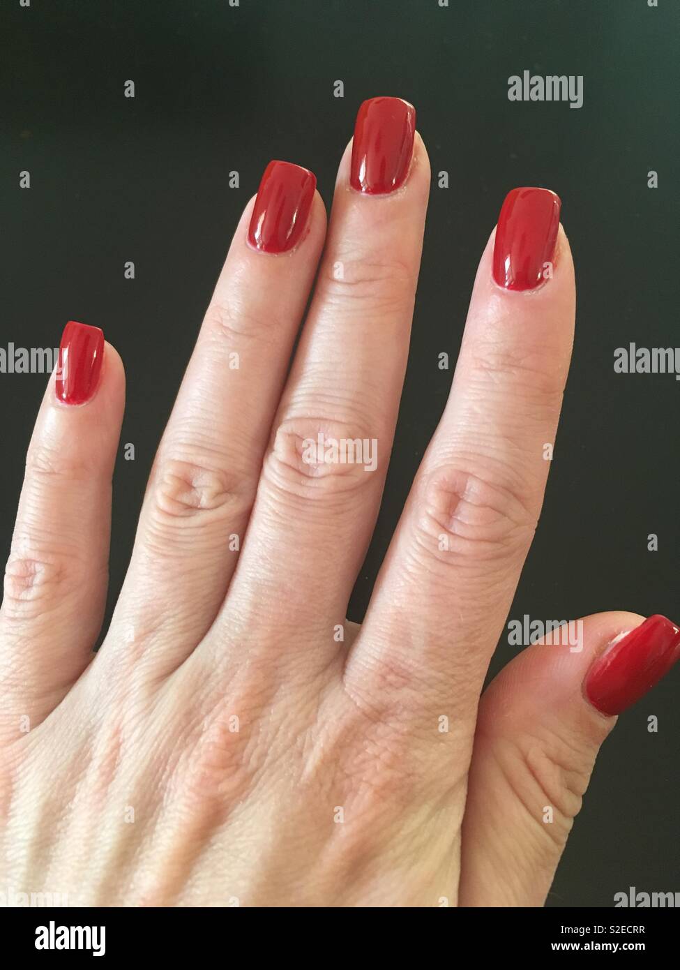 Hand und roten Nagellack Stockfotografie - Alamy