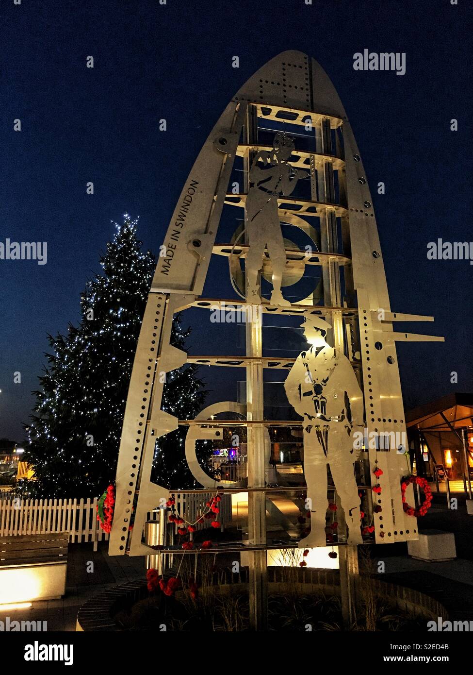 Swindon Denkmal mit Mohn und Weihnachtsbaum Stockfoto
