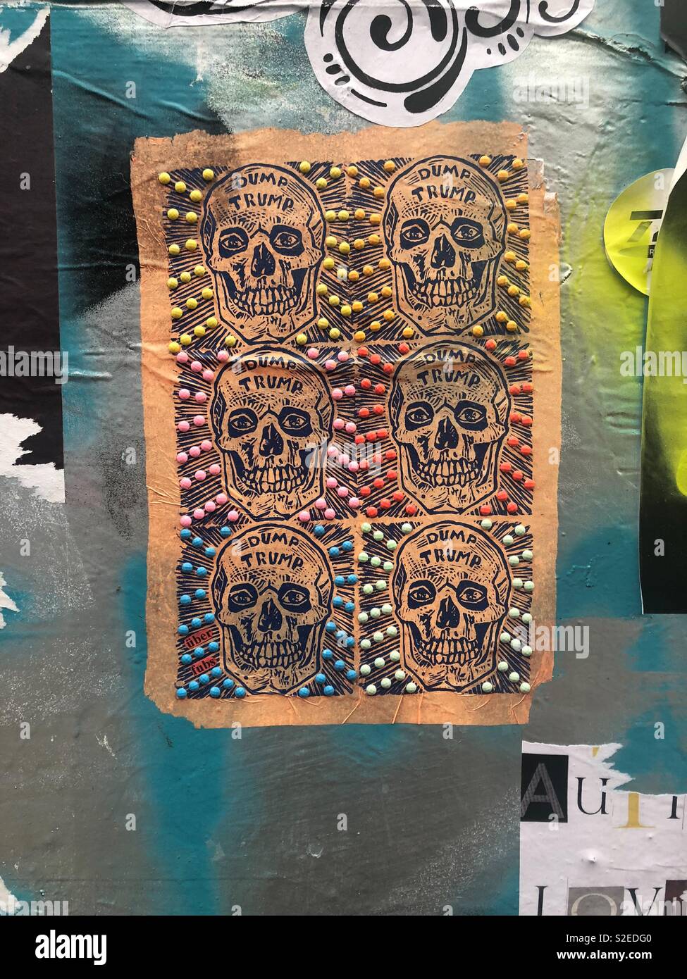 Dump Trump Schädel Kunst mit bunten Tupfen Dekoration auf braunem Papier als Teil der Collage street art in Shoreditch, London, England Stockfoto