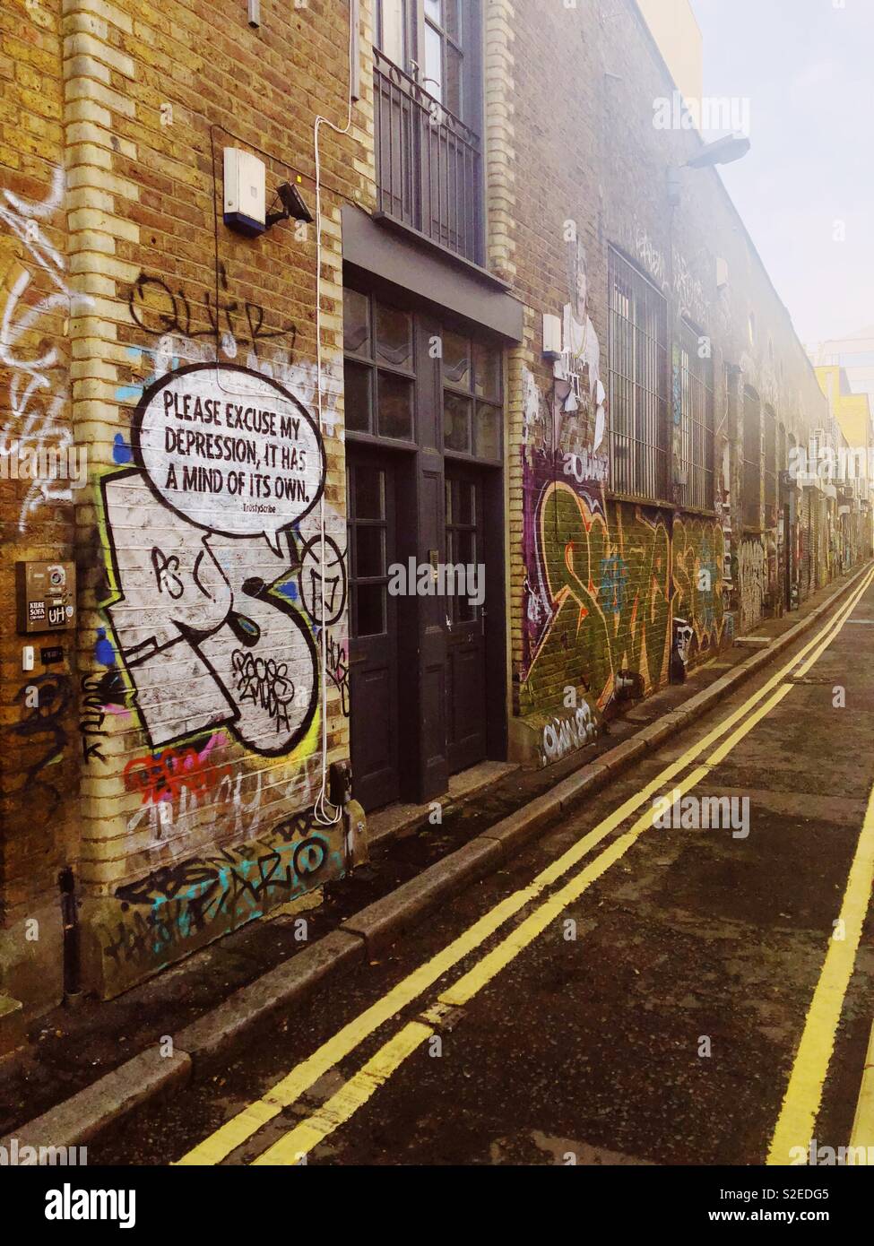 Entschuldigen sie bitte meine Depression, es hat seinen eigenen Kopf. Slogan in der Sprechblase auf Mauer in Shoreditch, London durch die trustyscribe. Stockfoto