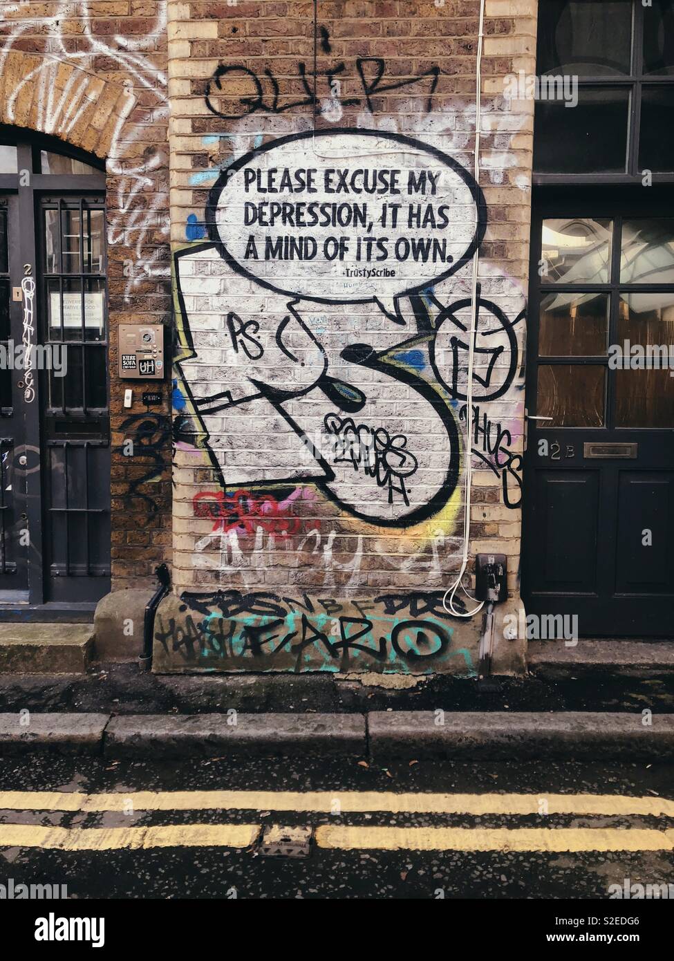 Entschuldigen sie bitte meine Depression, es hat seinen eigenen Kopf. Graffiti von der trustyscribe in Shoreditch, London, England. Stockfoto