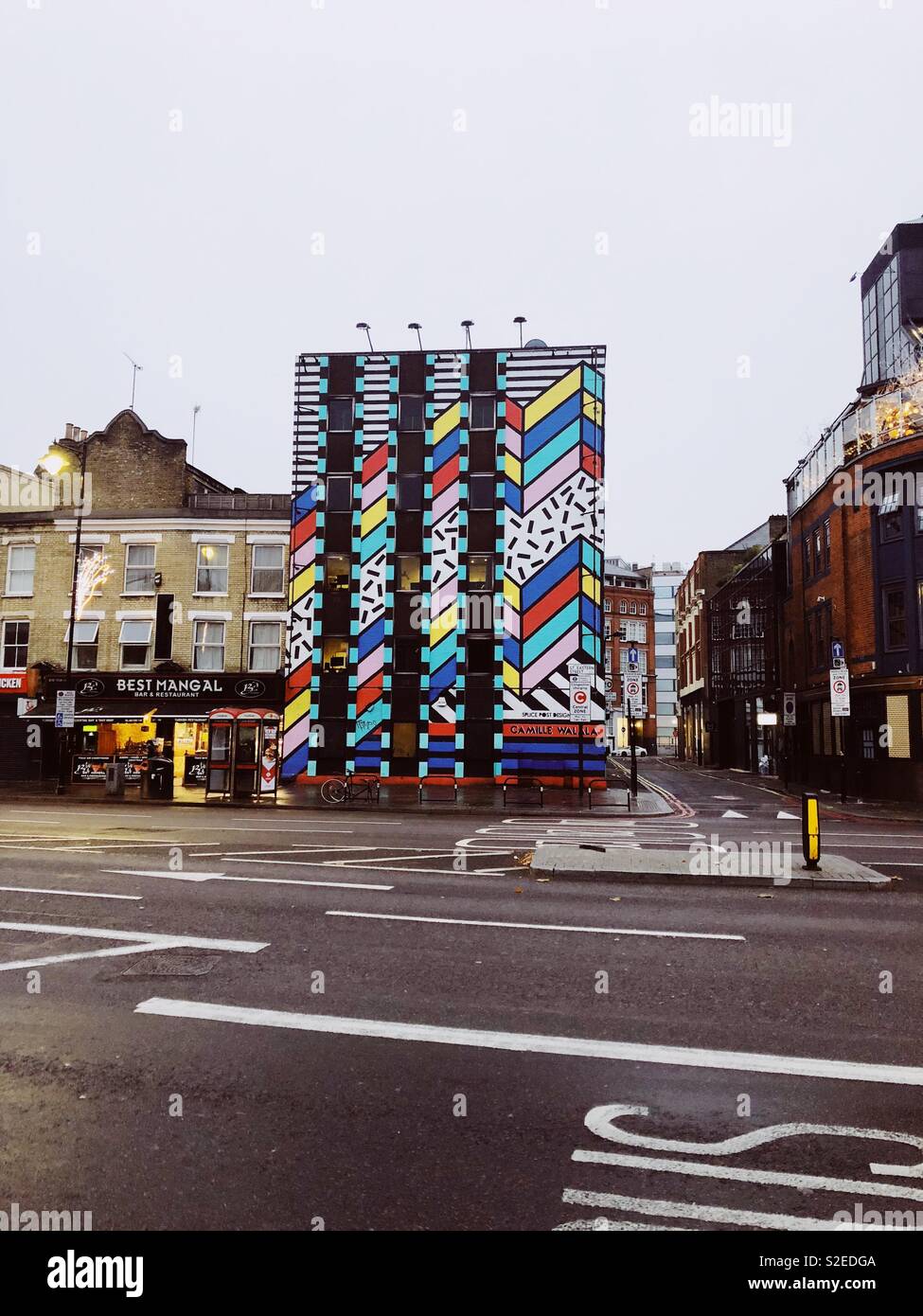 Farbenfroh monochrom Gebäude durch die Künstlerin Camille Walala in Shoreditch, London, England. Stockfoto