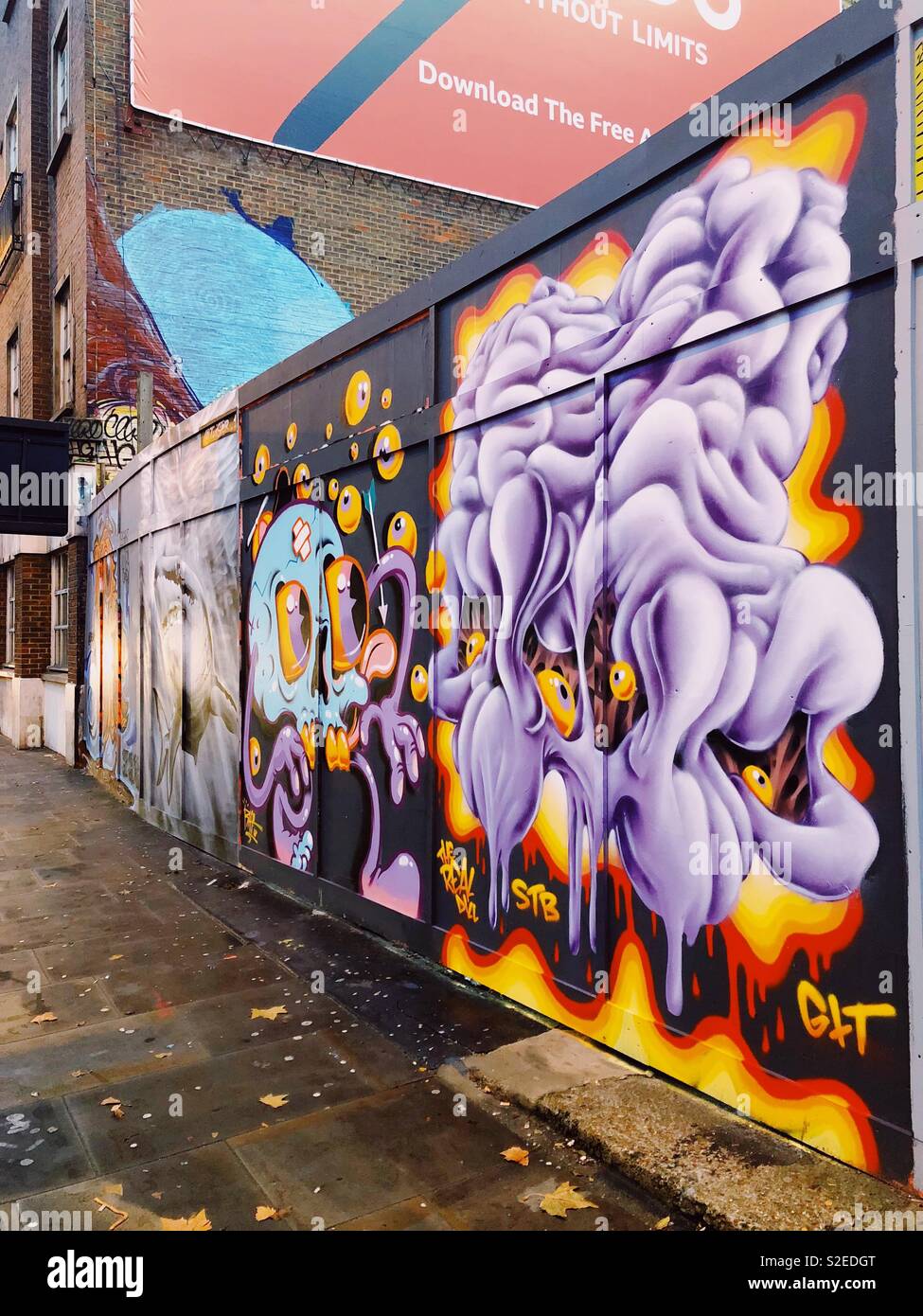 Graffiti Korridor entlang der Bürgersteig in Shoreditch, London, England Stockfoto