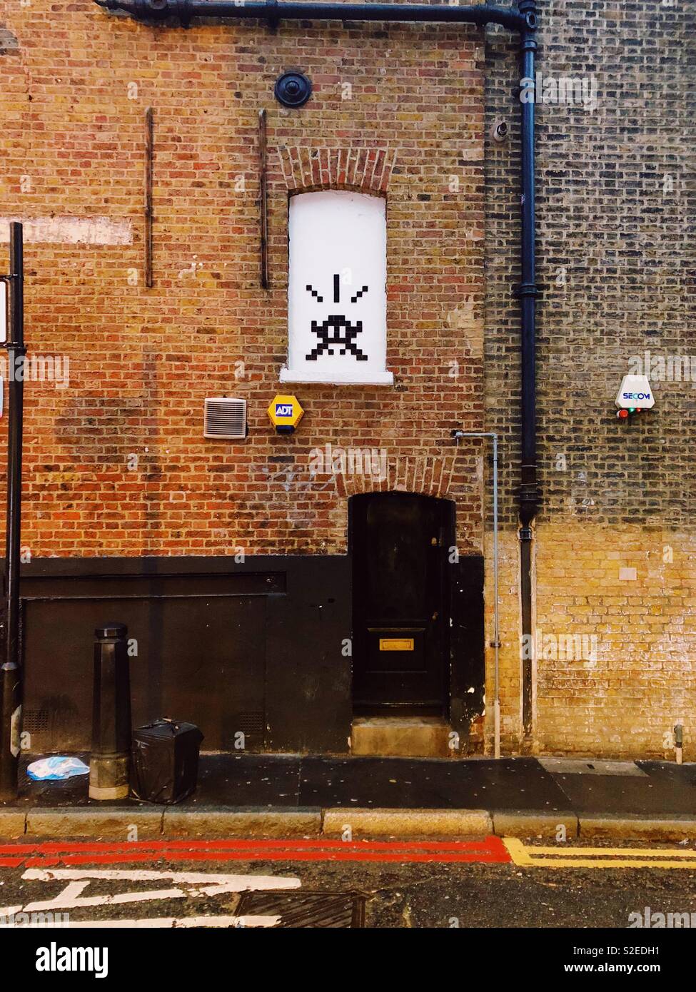 Lustige kleine street art Kacheln auf Charlotte Straße in Shoreditch, London, England Stockfoto
