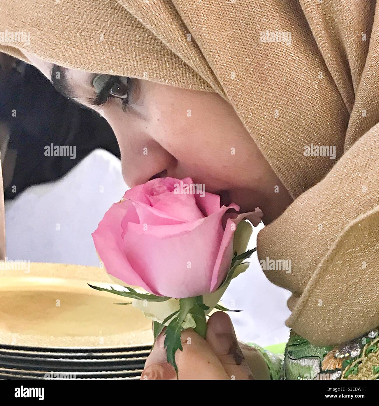 Flower Girl; ein muslimisches Mädchen mit Blumen Stockfoto