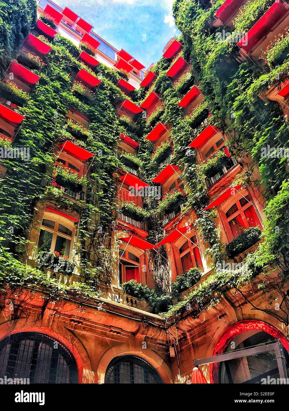 Die Plaza Athenée Hotel, Paris. - Smartphone-aufgenommenes Stockfoto