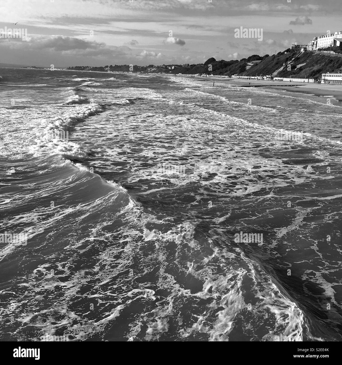 Meer und Strand von Bournemouth West Beach mit Wellen der Flut. Stockfoto
