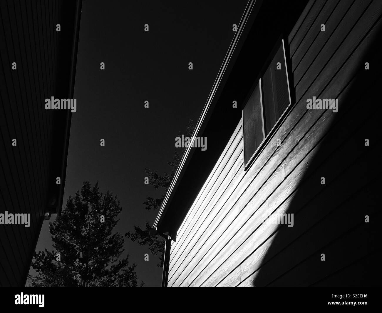 Dramatische monochromatischen Aussterben eines amerikanischen Suburban House - Smartphone-aufgenommenes Stockfoto