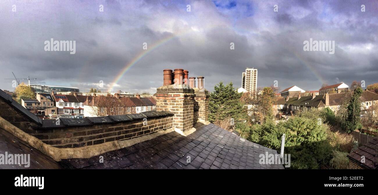 Ein Regenbogen über dem Tottenham Skyline in Richtung Park Lane suchen. Auf der linken Seite befindet sich der neue Sporen Stadion gesehen werden kann. Stockfoto