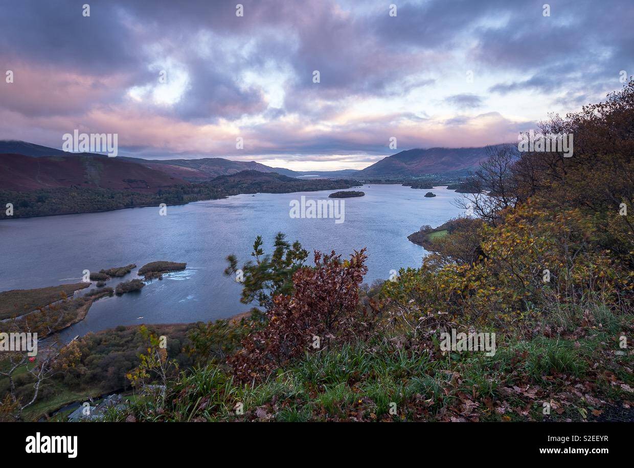 Lassen sie sich überraschen bei Derwent Water bei Sonnenaufgang in Cumbria suchen Stockfoto