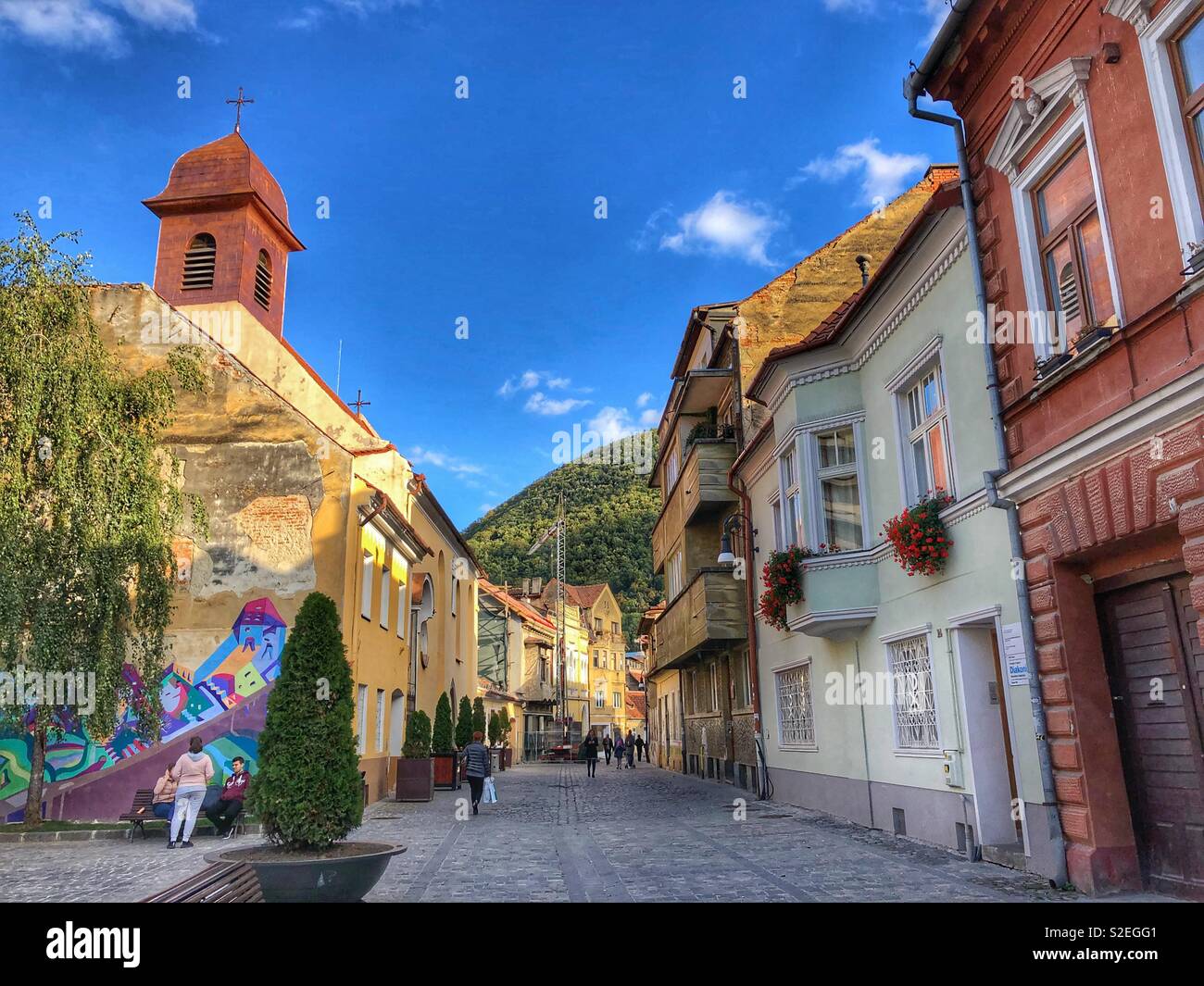 Eine Fußgängerzone in der Altstadt von Brasov, Rumänien. - Smartphone-aufgenommenes Stockfoto