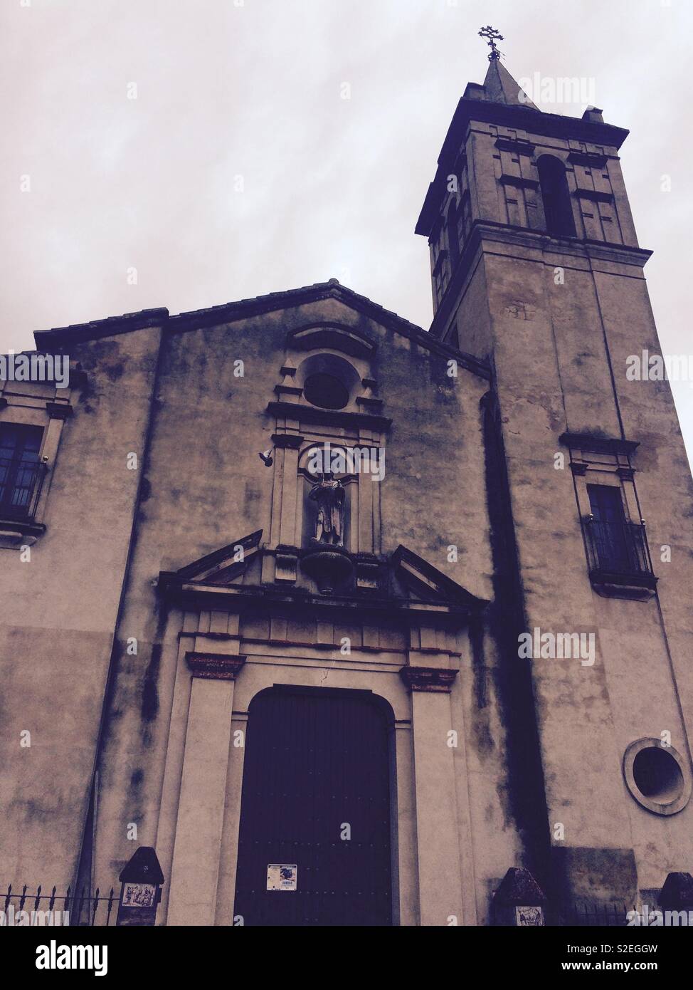 Kirchenfrontansicht im Dorf Andalusien in Spanien Konzeptarchitektur - Smartphone-aufgenommenes Stockfoto