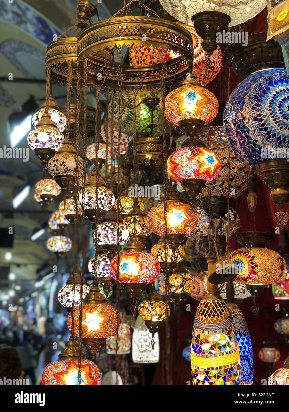 Osmanische Mosaik Lampen am Großen Basar Markt, Istanbul, Türkei Stockfoto