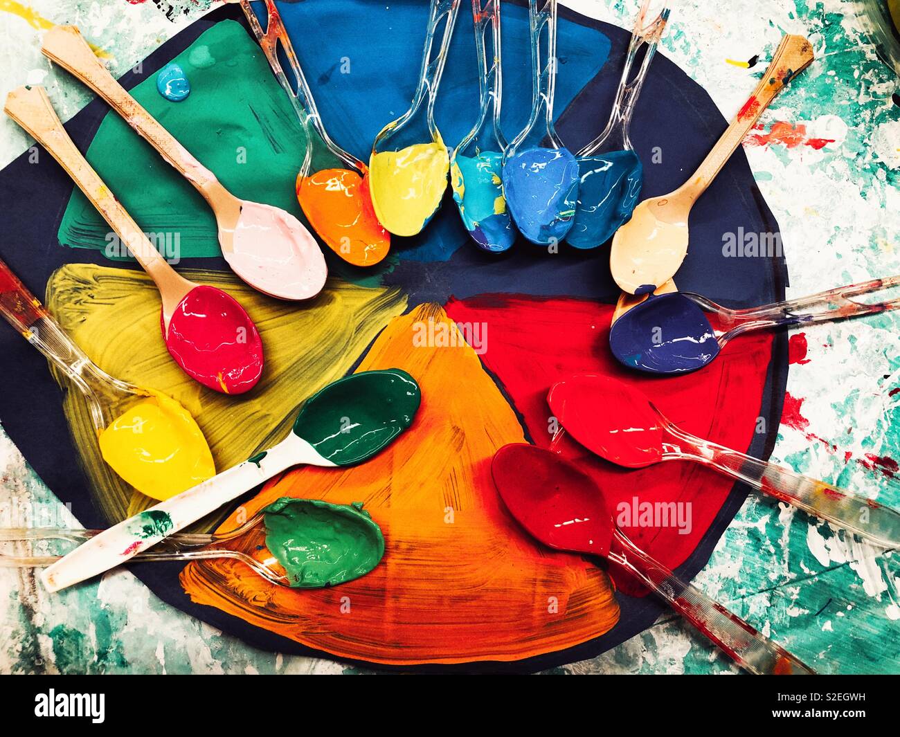 Was gibt's zum Abendessen? Kunst auf die Löffel! Stockfoto