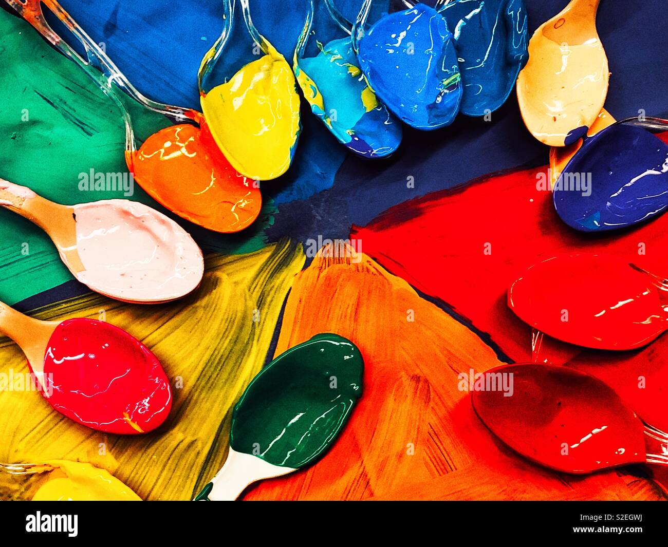 Was gibt's zum Abendessen? Kunst auf die Löffel! - Smartphone-aufgenommenes Stockfoto